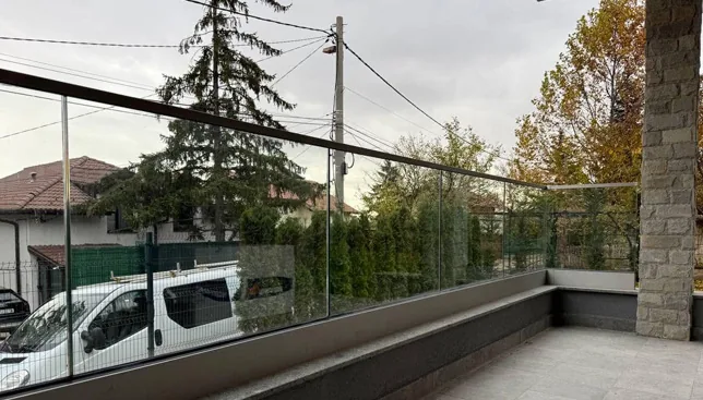 Стъклени парапети на къща в Горна Баня